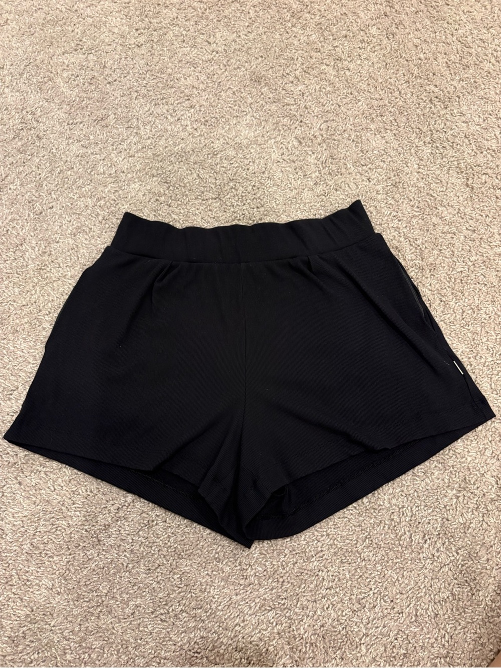 Vuori Pose Shorts - Picture 3 of 5